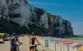 Chez Vincent, Chambre double, environ 10m2, avec accès privé, une salle de bain équipée, très bon emplacement dans Dieppe, au calme, avec Parking Gratuit et Clôturé, terrasse et grand jardin, Animaux admis, Attention pas de cuisine